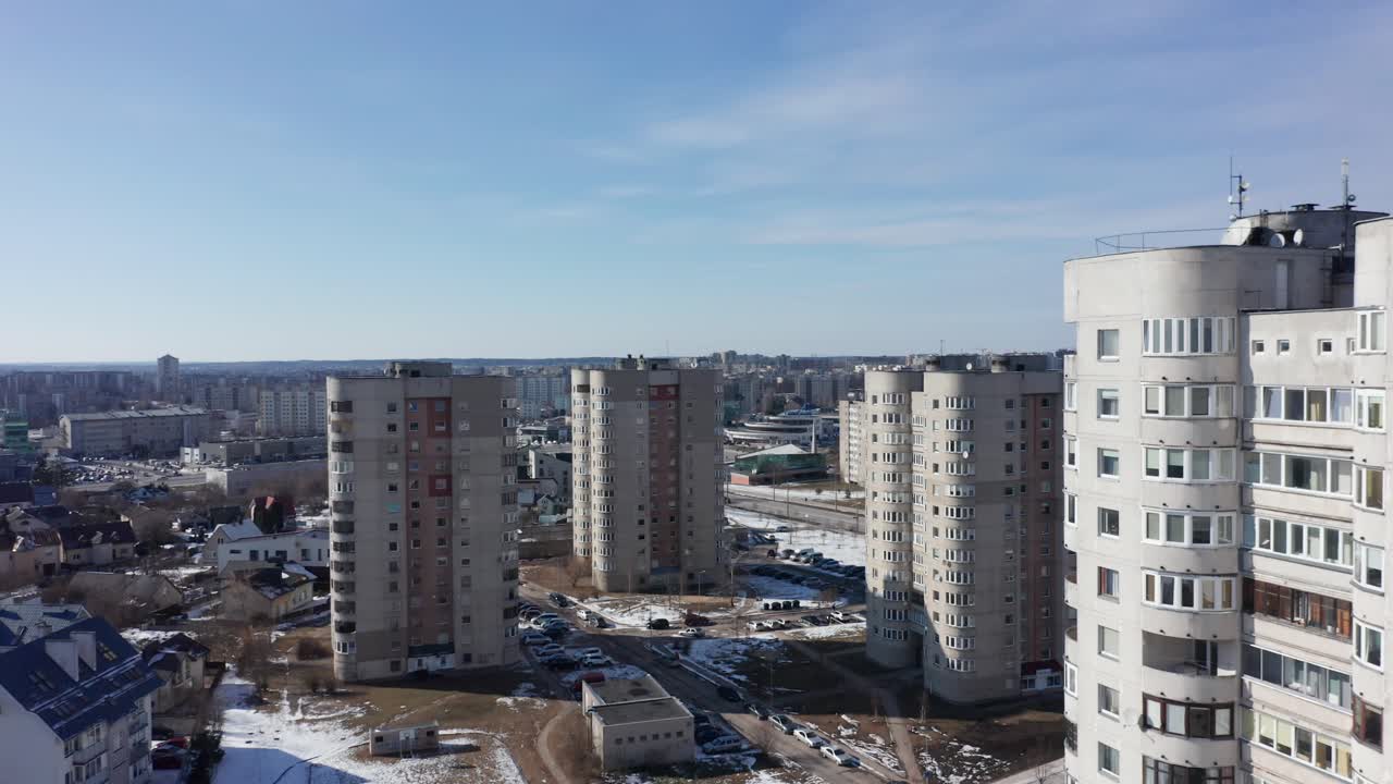 monolíticos viejos edificios rusos soviéticos y casas de gran altura en vilnius