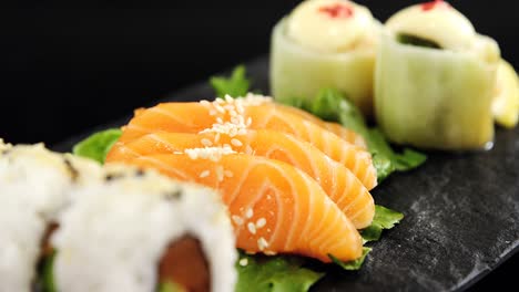 Sushi con palillos