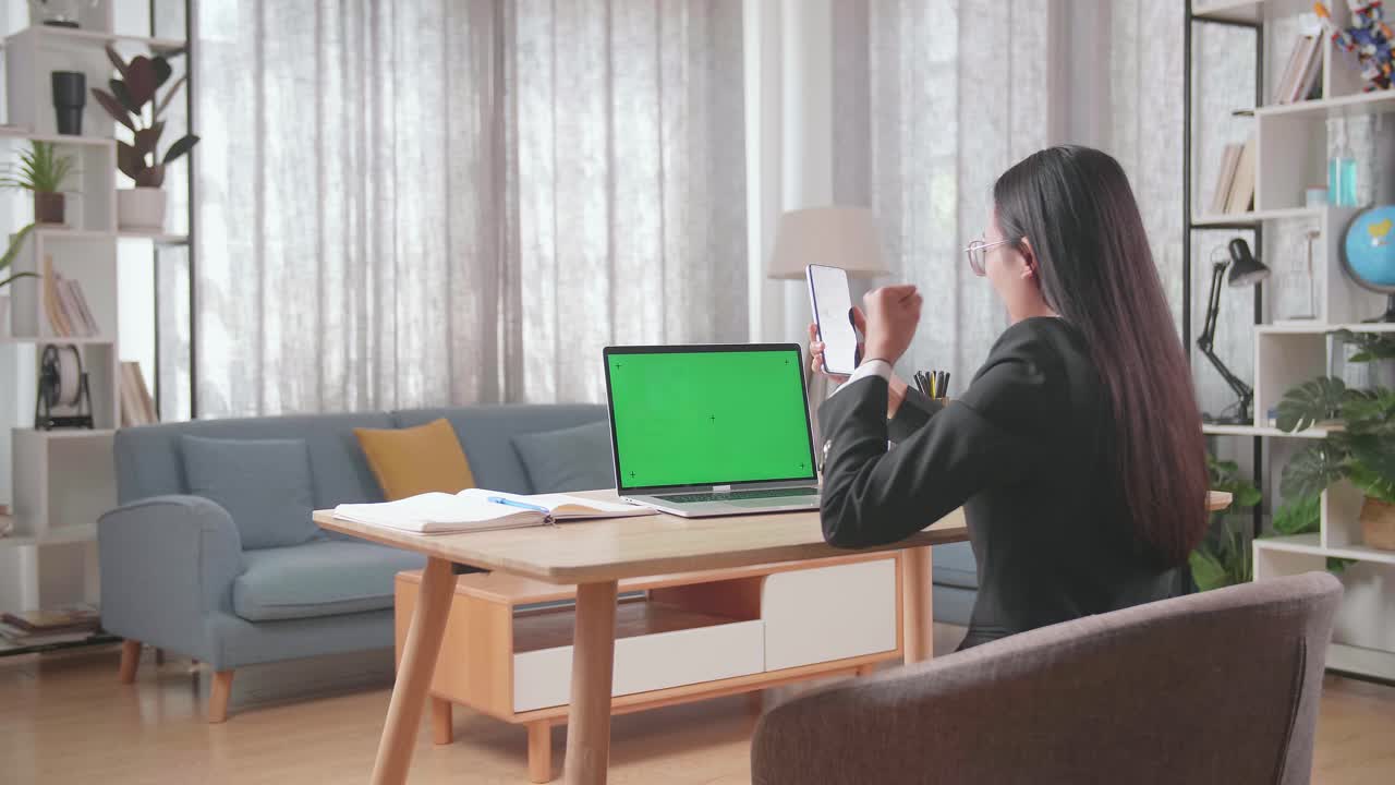 성공적인 비디오 통화를 축하하는 여성