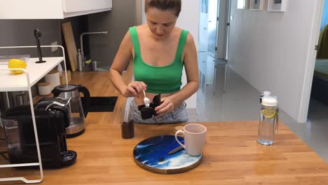 mujer haciendo café en su cocina