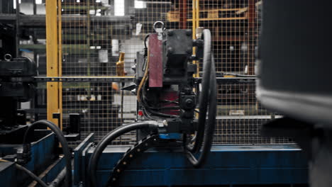 una cinta transportadora dentro de la fábrica, integral para la producción de artículos de alta tecnología