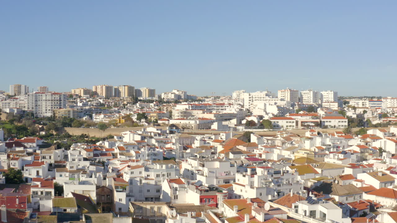 Vista aerea di Lagos, Algarve, Portogallo, con case bianche e tetti rossi