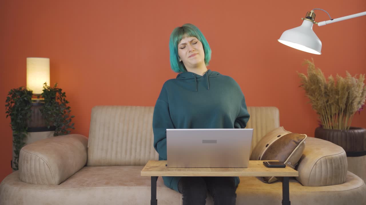 허리 통증이 있는 젊은 여성입니다.