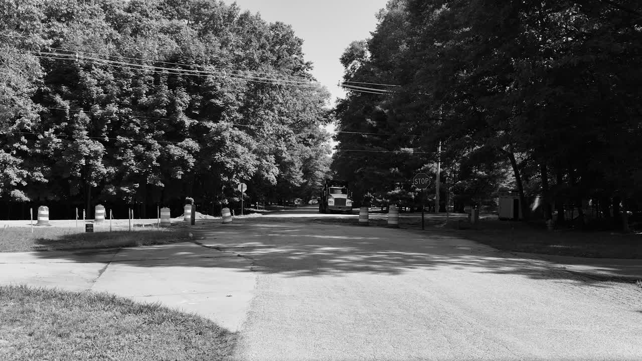 건설 중인 거리의 드론으로 찍은 사진