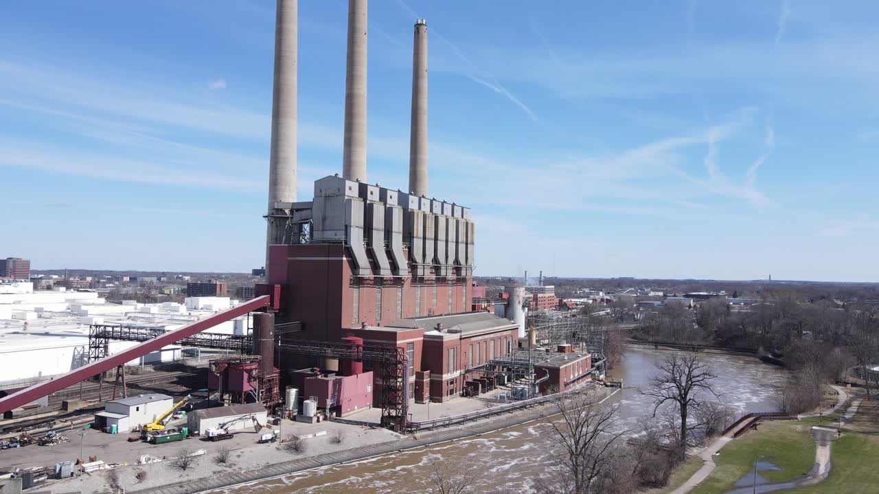 antiguo edificio abandonado de una planta de energía masiva, vista de ascenso de un avión no tripulado