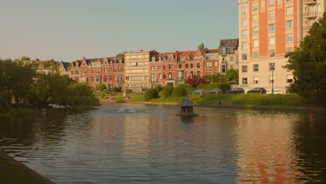 Naturaleza-Tranquila-De-Los-Estanques-De-Ixelles-En-La-Encantadora-Ciudad-De-Bruselas,-Bélgica.