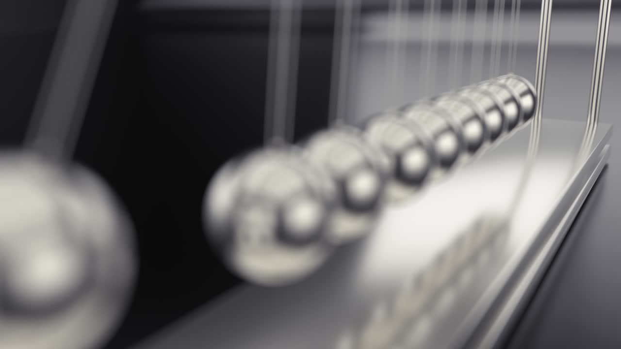 뉴턴의 크레들 클로즈업  (newton's cradle close-up shot) - 은 필드 깊이 (shallow depth of field) - uhd 시엄리스 비디오 (uhd seamless video) - 라이브 포커스 (live focus)