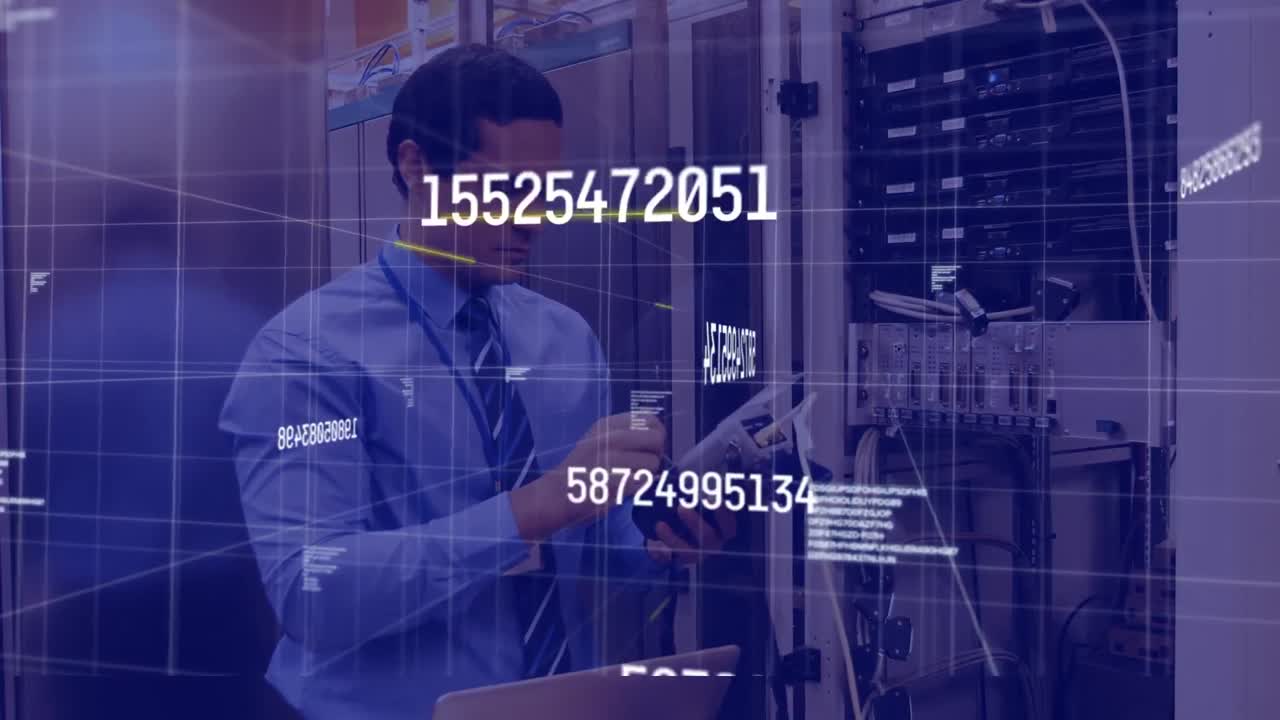 animación del procesamiento de datos sobre un hombre de negocios biracial en la sala de servidores