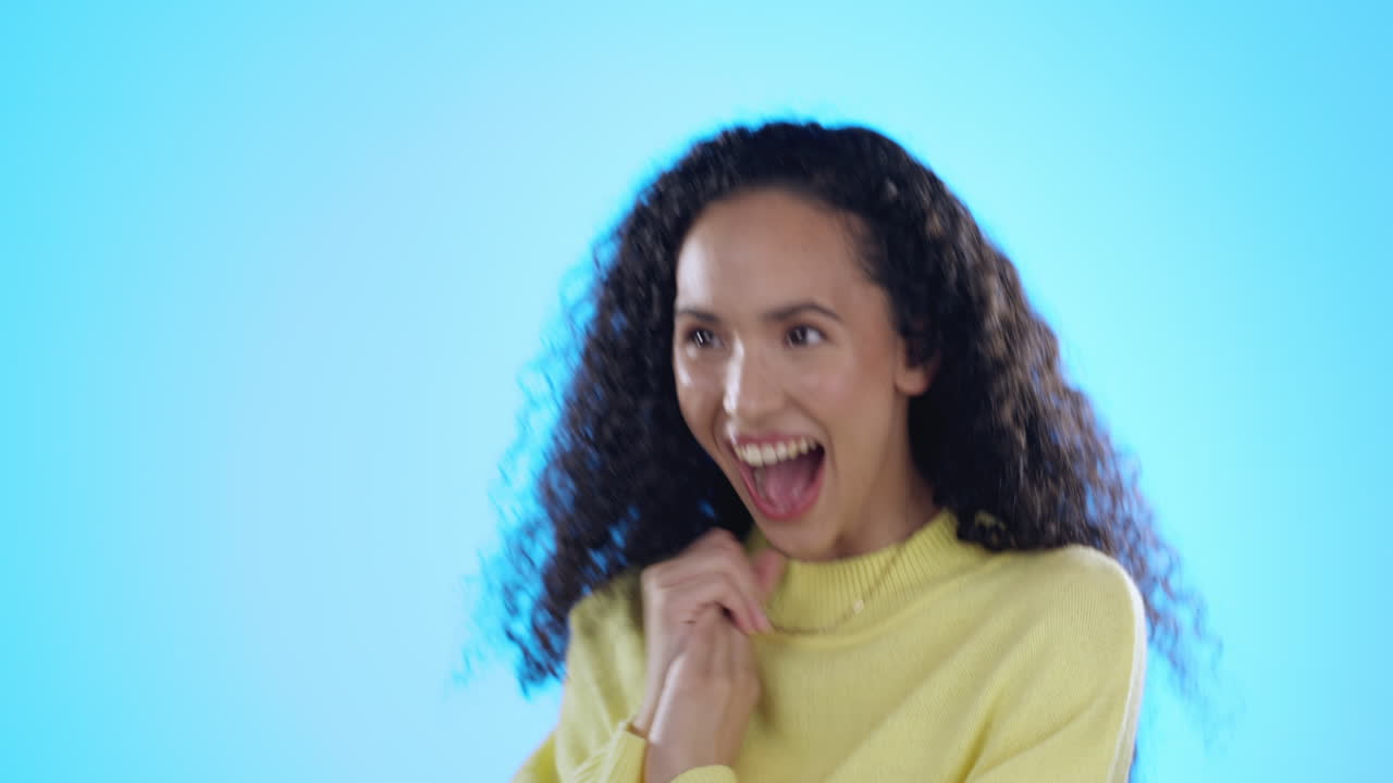 ganadora, chica y emocionada con la celebración del puño