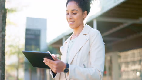 emprendedor negro feliz envía ubicación en digital