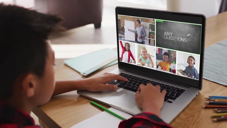 Composito di un ragazzo che usa il laptop per una lezione online a casa, con insegnante e classe diversificate sullo schermo.