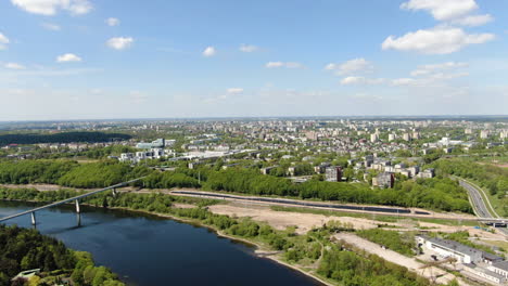 Volando-Sobre-Panemune-Con-Una-Vista-Majestuosa-Del-Paisaje-Urbano-De-Kaunas-En-Un-Día-Soleado,-Vista-Aérea-De-Drones