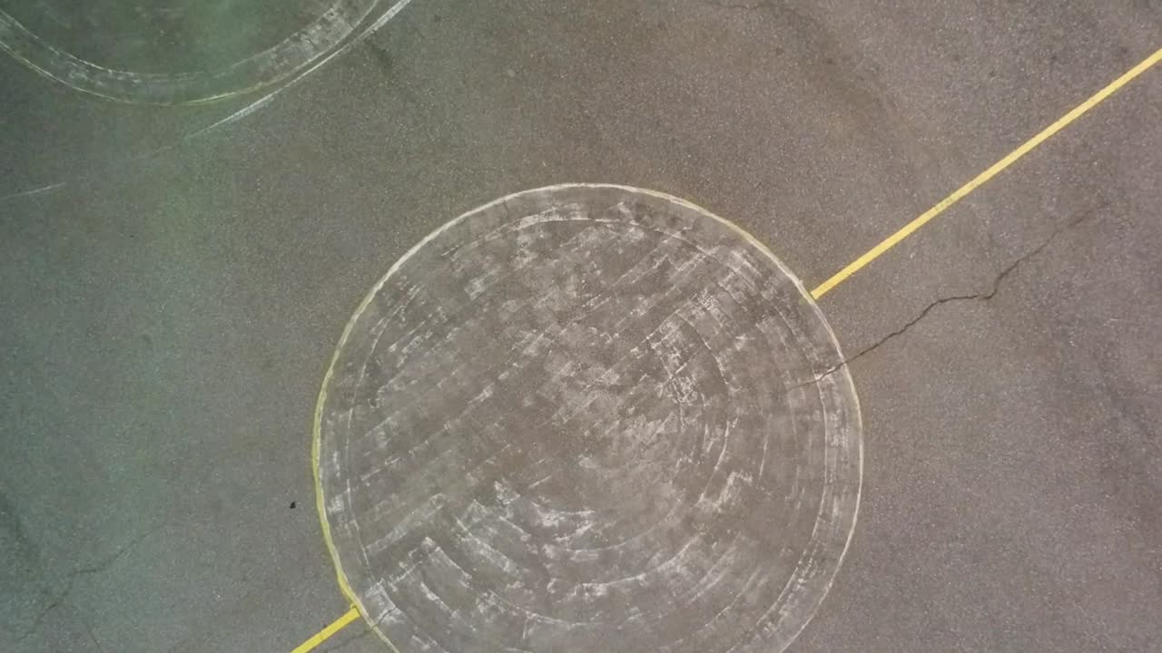 밤에 농구 코트 - 위에서 당겨