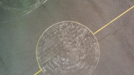 cancha de baloncesto en la noche - tirar desde arriba