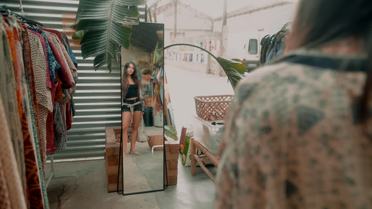 옷 가게 에 있는 여자