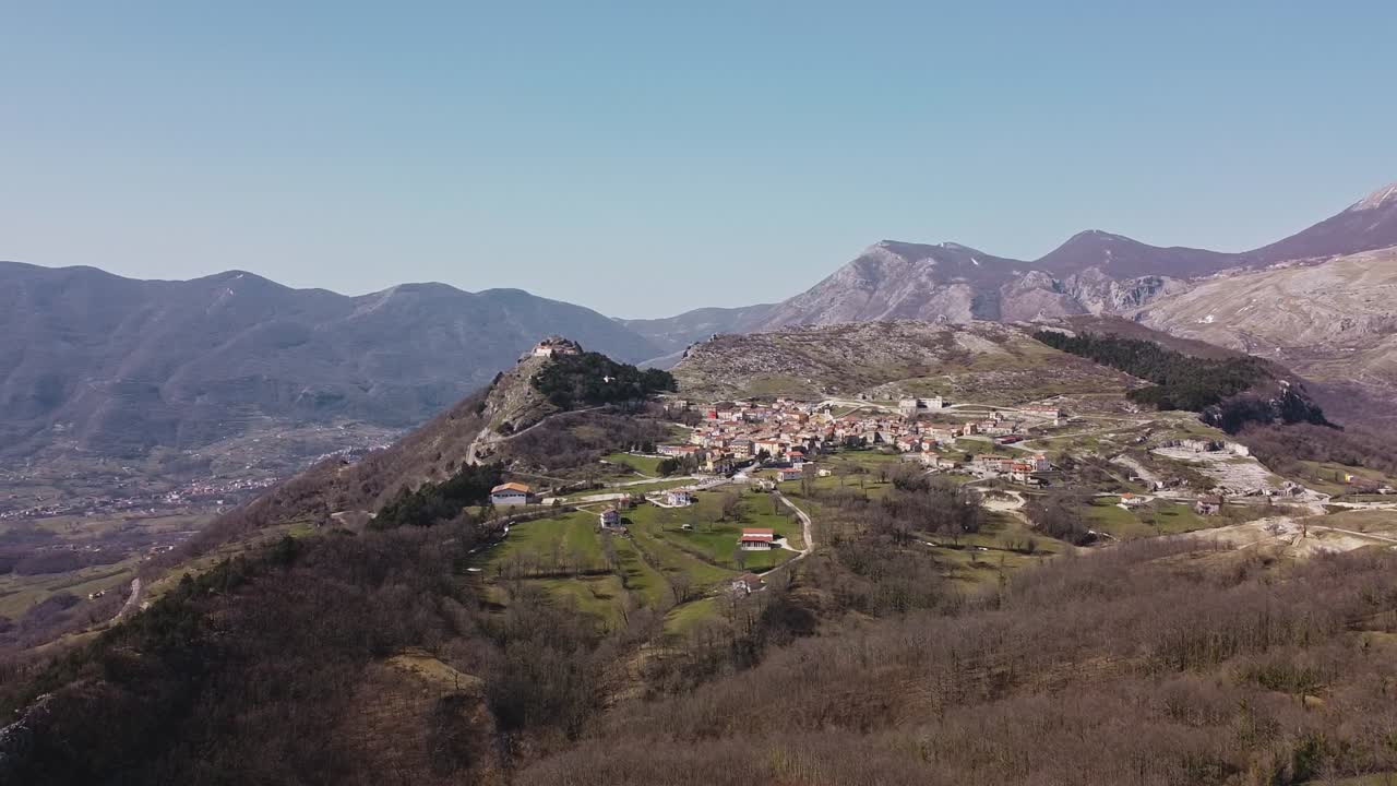 vista aérea del paisaje de pietraroja, un pueblo en italia, en la cima de una colina, en los apeninos