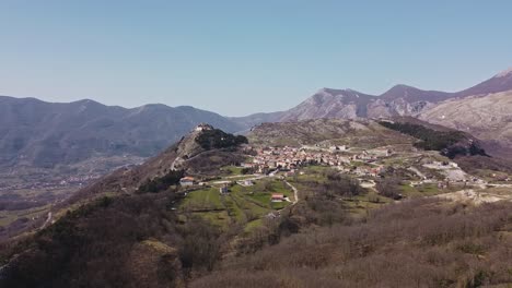 Vista-Aérea-Del-Paisaje-De-Pietraroja,-Un-Pueblo-En-Italia,-En-La-Cima-De-Una-Colina,-En-Los-Apeninos