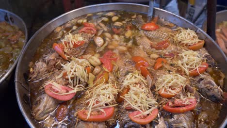 Pescado-Frito-Cocinado-En-Sopa-De-Tomate-Con-Brotes-Receta-Cocina-Puesto-De-Comida-Asiática