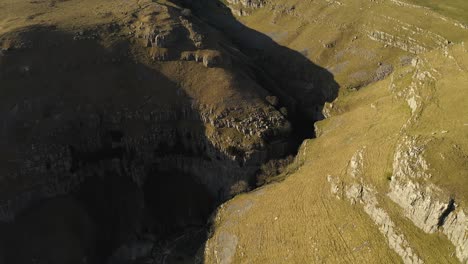 Gordale-narbe-In-Der-Nähe-Von-Malham-Im-Yorkshire-Dales-National-Park-Luftdrohnenaufnahme