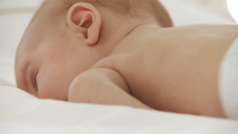 Süßes-Neugeborenes-Baby,-Das-Auf-Einem-Bett-Liegt