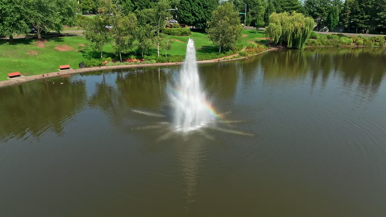 murray hill lake con fuentes se encuentra en el sur de beaverton, oregon, junto al centro comercial murray scholls y cuenta con fuentes y vida silvestre.