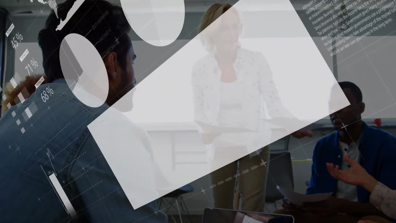 animación de la interfaz infográfica sobre diversos compañeros de trabajo que comparten ideas en una reunión en la oficina