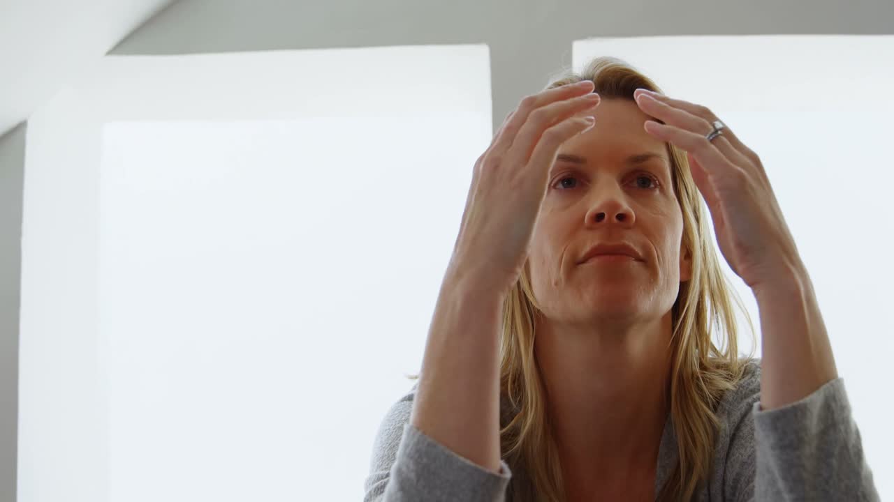 Donna che si rilassa a casa 4k