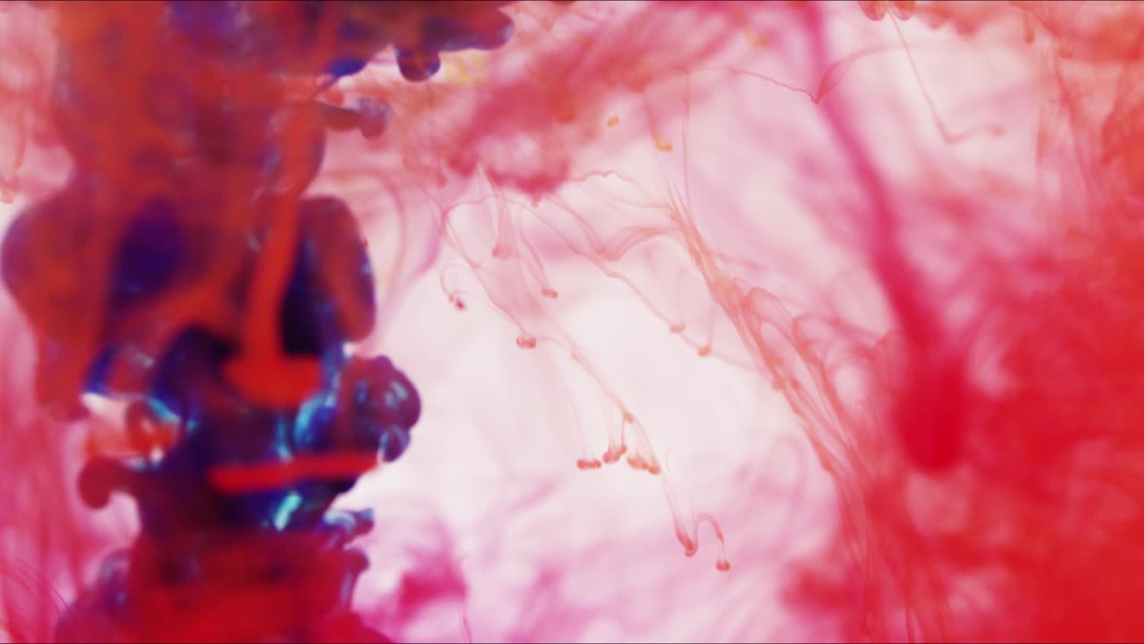 mezclar nubes de gouache coloridas en el agua y moverse en cámara lenta.