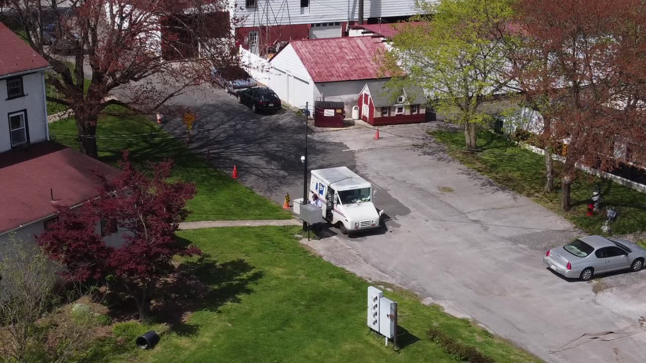 carteiro em veículo de entrega de correspondência dirigindo entregando correspondência