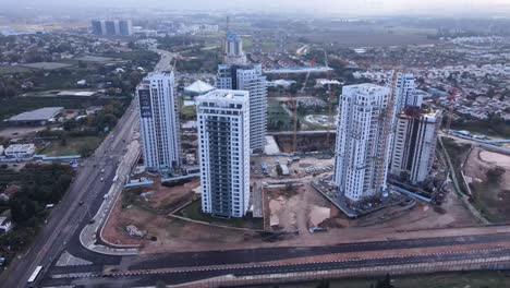 Vista-Aérea-Panorámica-De-Rascacielos-En-Construcción-Con-Vista-A-La-Ciudad,-Tel-Aviv,-Isreal