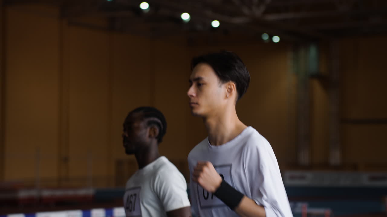 실내에서 달리는 남자