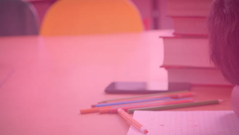 animación de fórmulas matemáticas sobre un niño caucásico durmiendo en el escritorio en la escuela