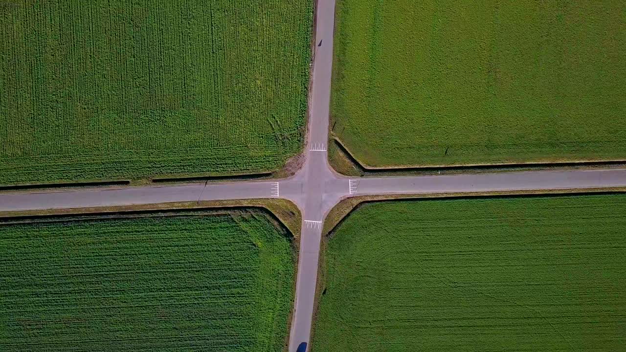 vista de drones en espiral de un cruce con 1 coche pasando