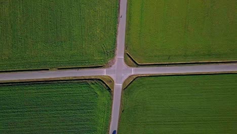 Vista-De-Drones-En-Espiral-De-Un-Cruce-Con-1-Coche-Pasando