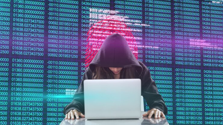 Hacker donna che usa il laptop su sfondo di elaborazione dati di sicurezza informatica