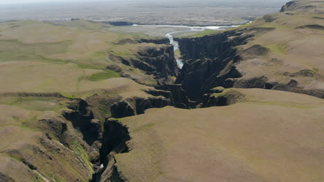 Luftaufnahme-Der-Majestätischen-Schlucht-Von-Fjadrargljufur-In-Südisland-Und-Des-Flusses-Fjadra,-Der-Durch-Sie-Fließt.-Schönheit-In-Der-Natur.-Drohnenansicht-Des-Panoramas-Des-Tals-Der-Fjadrargljufur-Schlucht-Und-Der-Schlucht