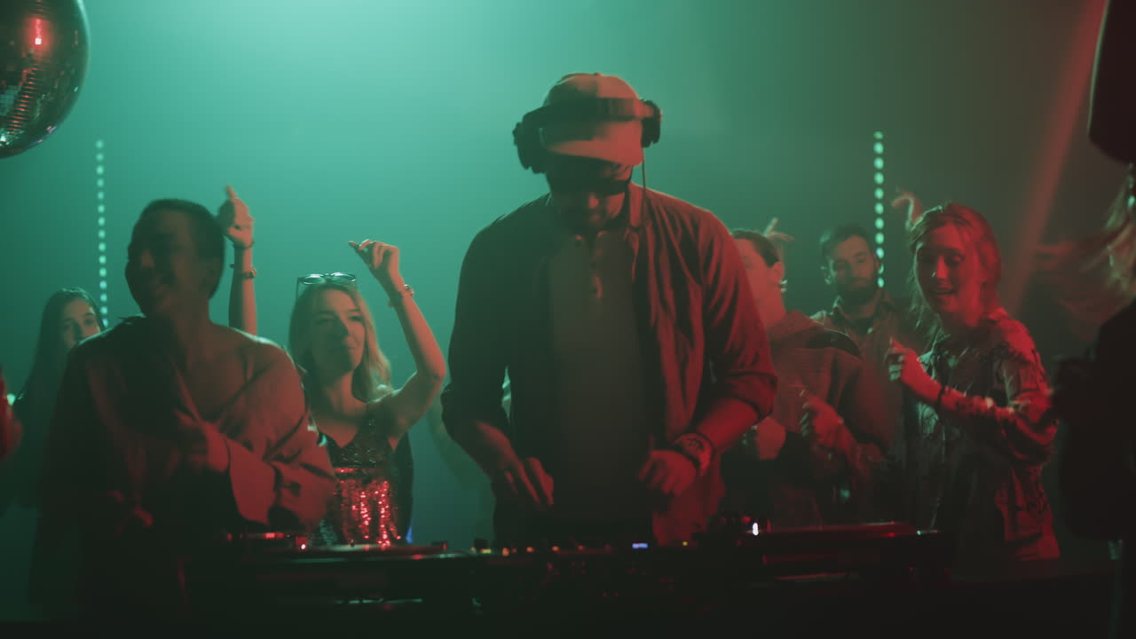 dj en un club nocturno