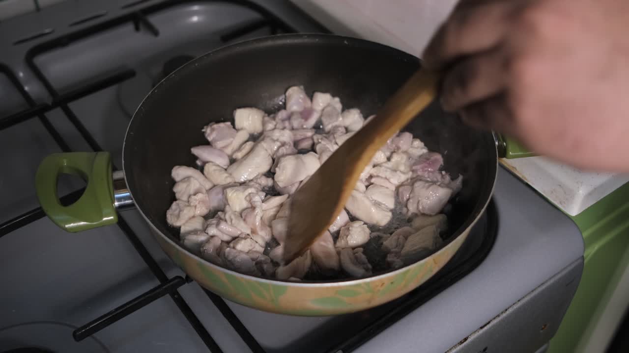cocinar el pollo en la sartén