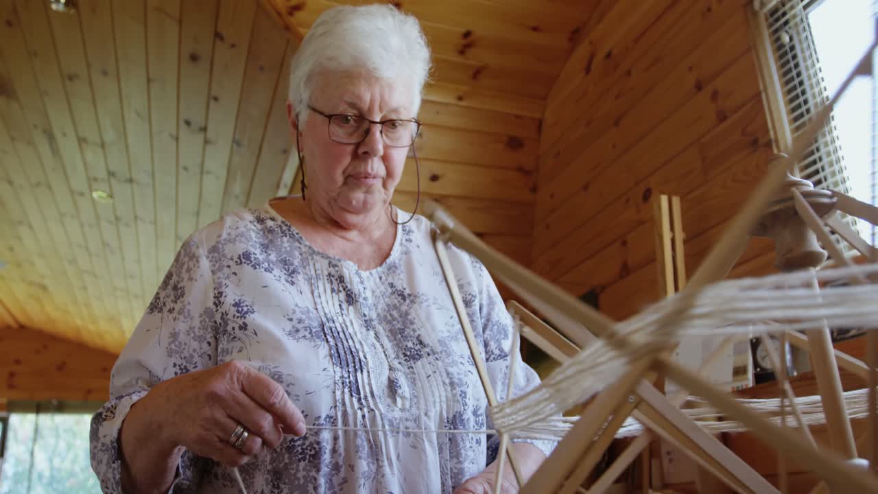 mujer mayor que opera una máquina de tejer 4k 4k