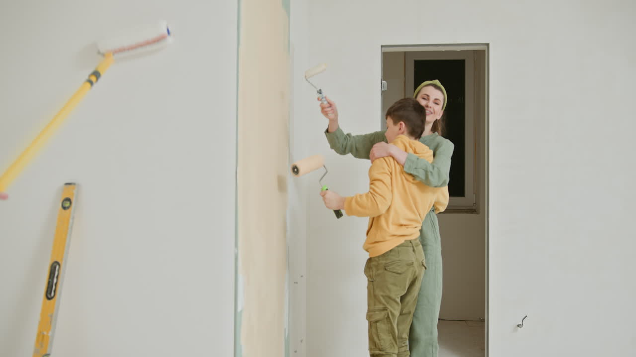 familia feliz pintando juntos