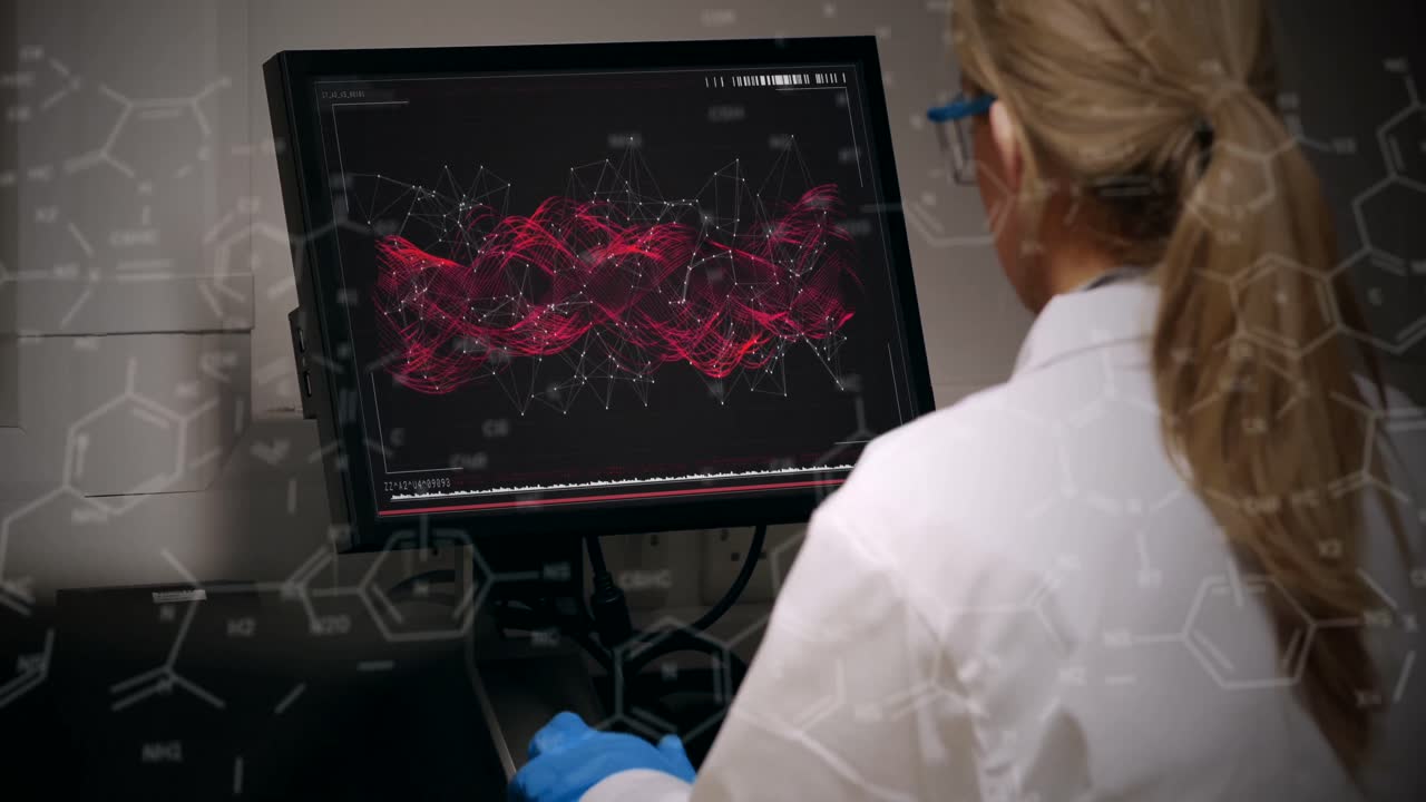 animación de fórmulas químicas sobre la vista trasera de una trabajadora de laboratorio caucásica que utiliza una computadora