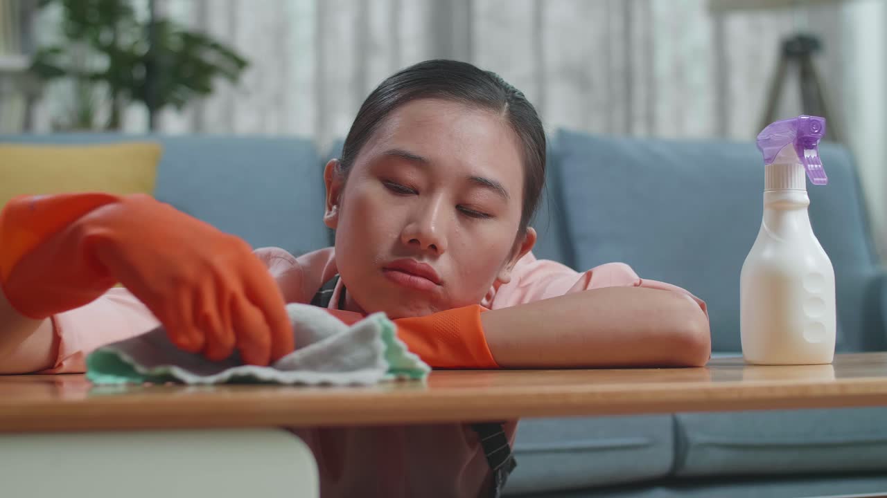 지친 여자 청소