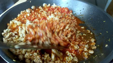 la carne picada se cocina en una sartén. cocinar la cena