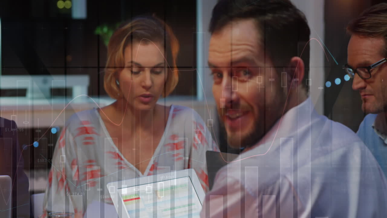 animación del procesamiento de datos financieros sobre diversas personas de negocios en la oficina
