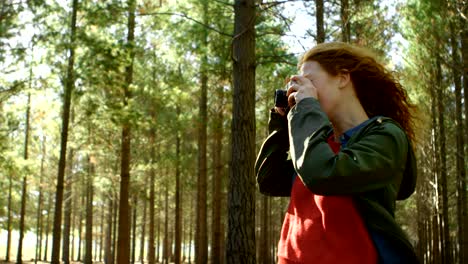 mujer haciendo clic en la foto con la cámara 4k