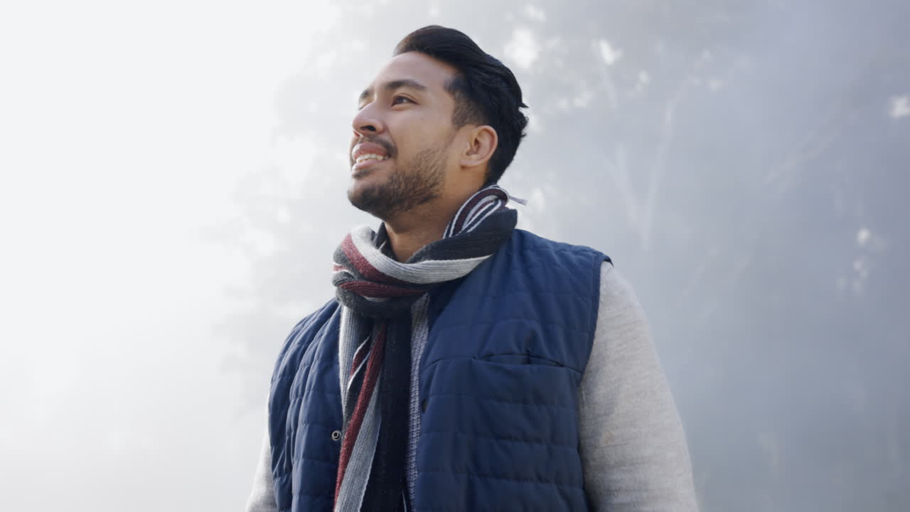 hombre, al aire libre y camping, la paz y el teléfono inteligente