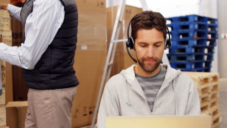 hombre sonriente usando una computadora portátil