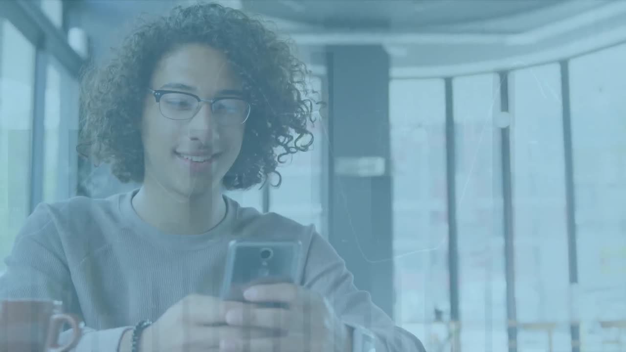 Animazione di elaborazione statistiche su uomo sorridente che usa lo smartphone