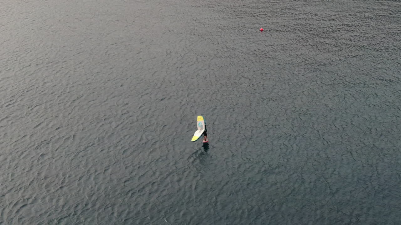 바다에서 윈드서핑을 하는 남자의 드론 샷