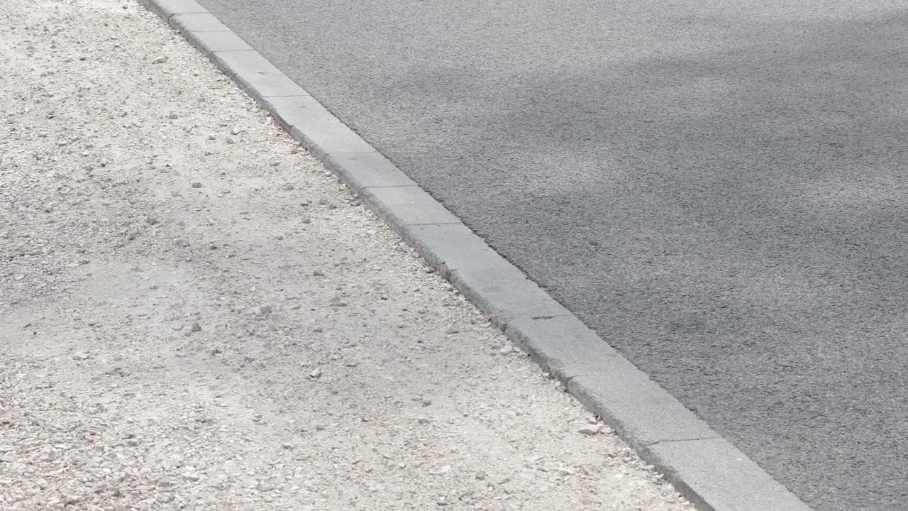 거리를 따라 거친 아스팔트 도로. 클로즈업